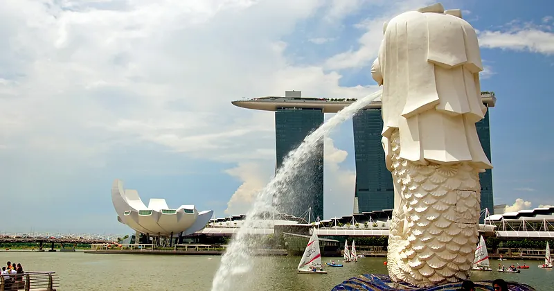 The Merlion fountain with Marina Bay Sands and the ArtScience Museum across Marina Bay, Singapore